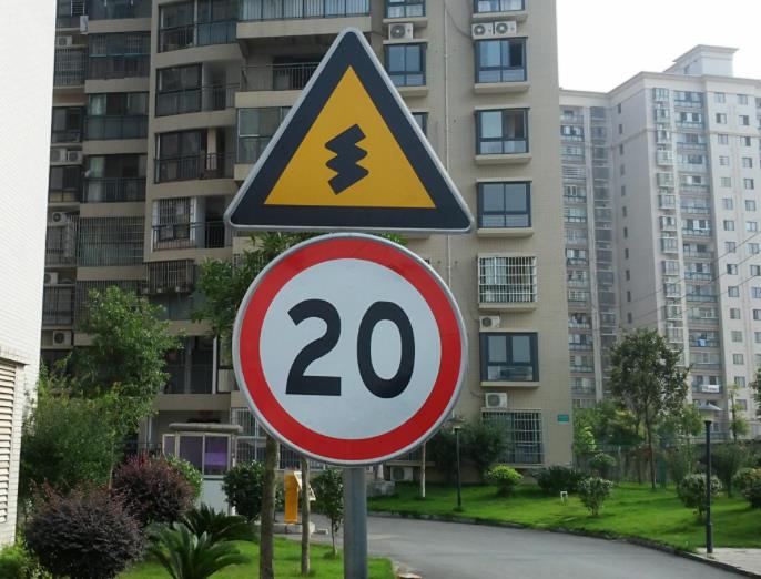 交通道路安全标线牌的品种有多少?尺寸偏差±5mm