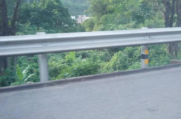 重庆道路波形护栏防撞表面处理技巧