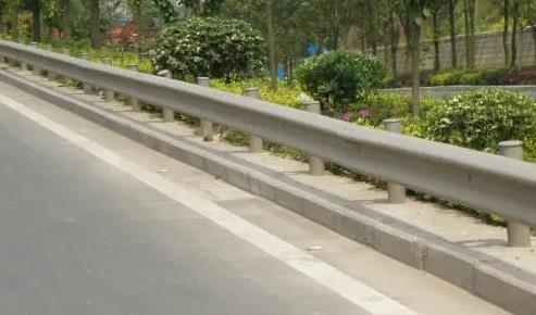 波形护栏在公路中是一种什么样的存在