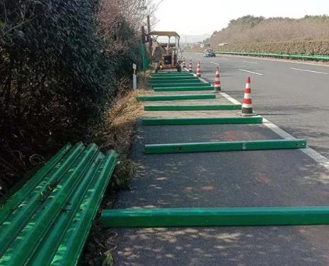 为什么波形护栏被称为道路防眩网?