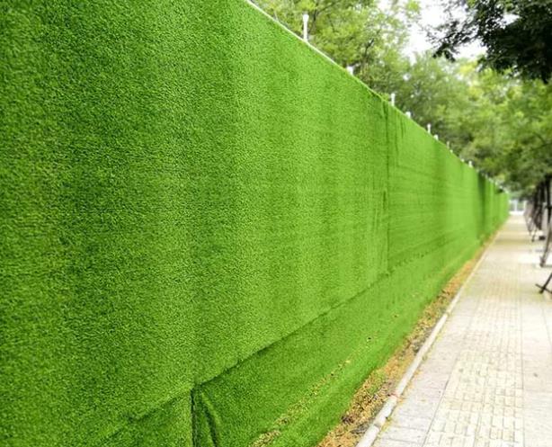 重庆工地围挡人造草坪的常见优点是什么?