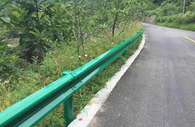 高速公路护栏维护和汽车正确处理