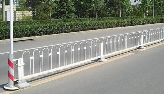 公路交通护栏的要求是什么?道路交通隔离护栏要求