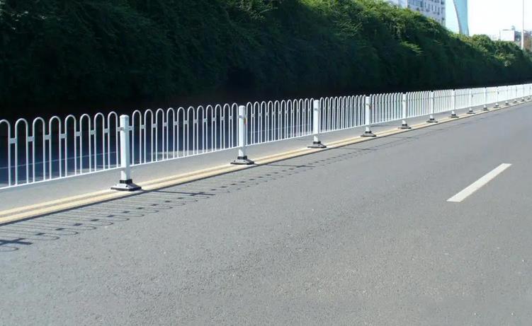 高速公路护栏为何受损?