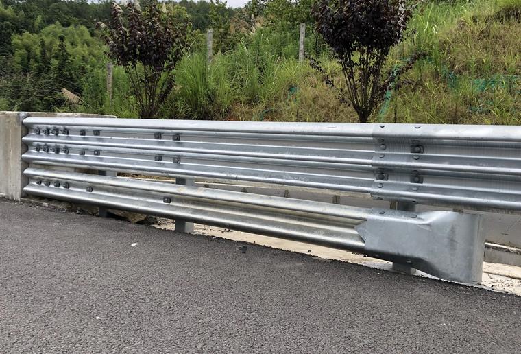 波形护栏安装方法工艺:道路护栏板施工方案